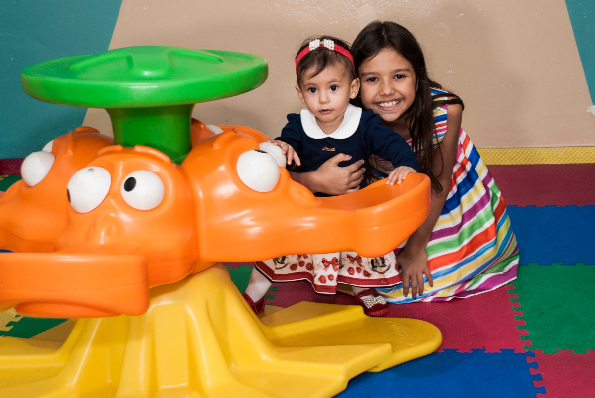 brincando com a irmã