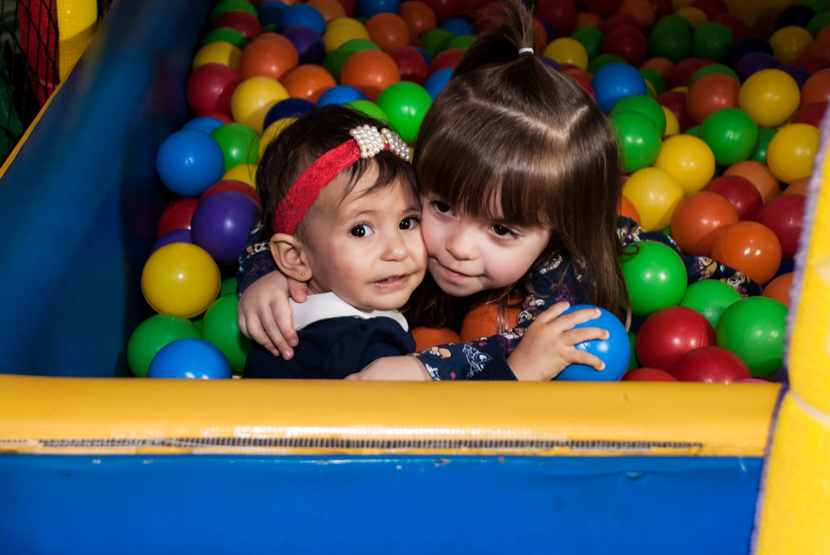 recebendo a amiguinha para sua festa