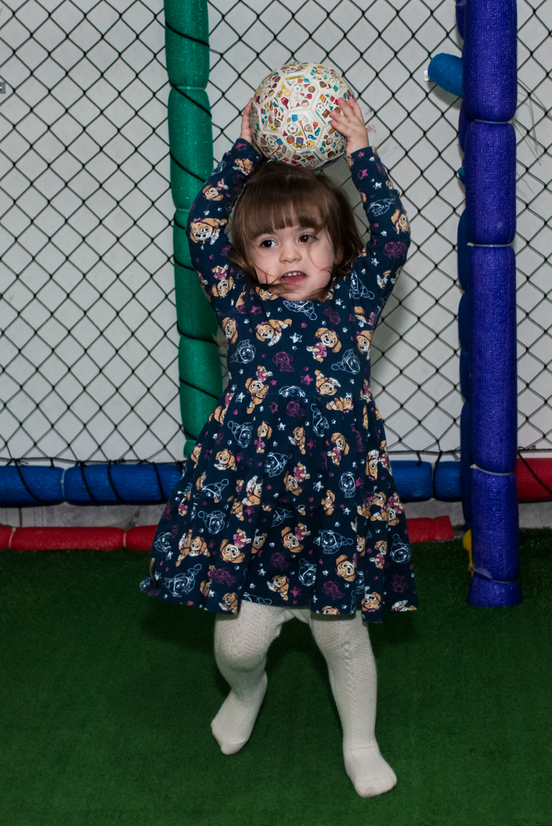 a amiga jaga bola no campinho