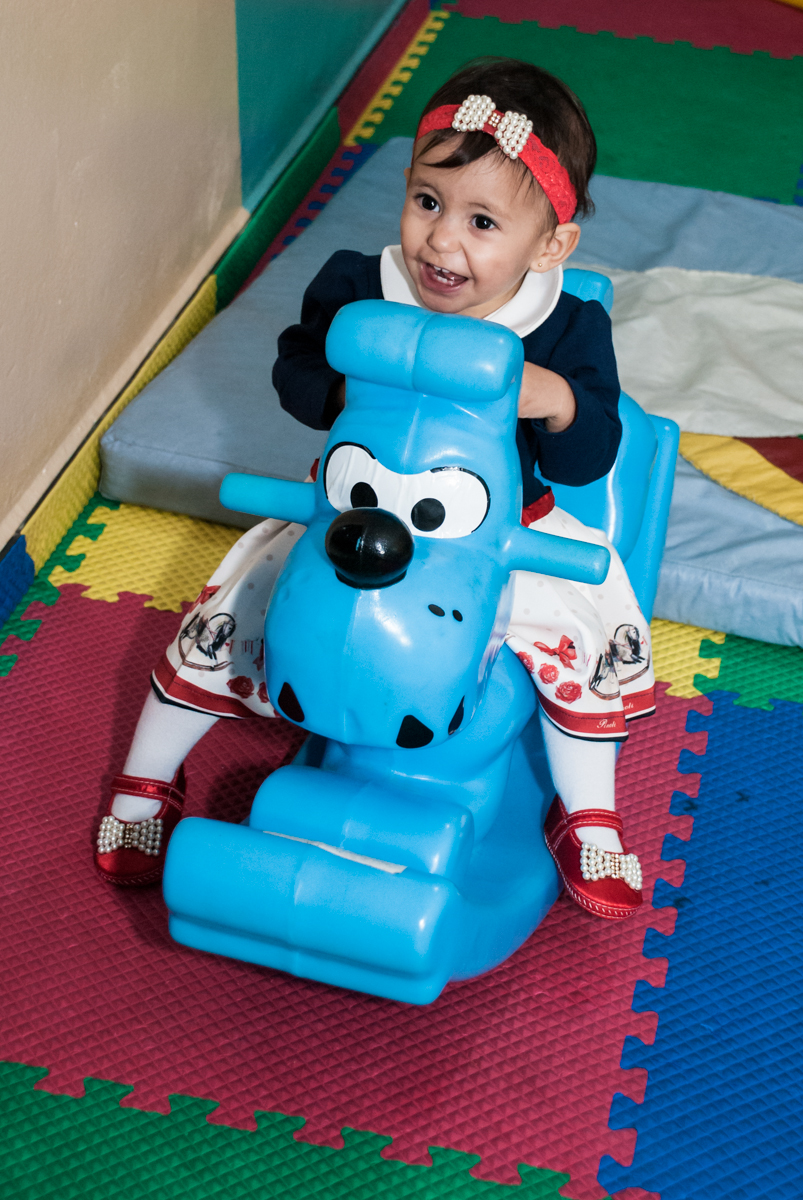 brincando no balanço de cachorro
