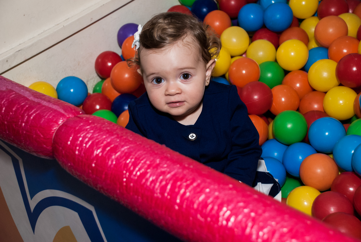 mais convidadas brincando na piscina de bolinhas