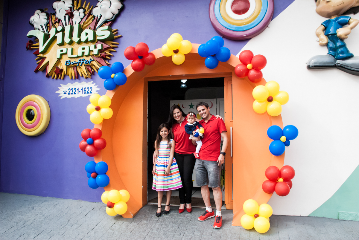 fotografia da família no arco de bexigas