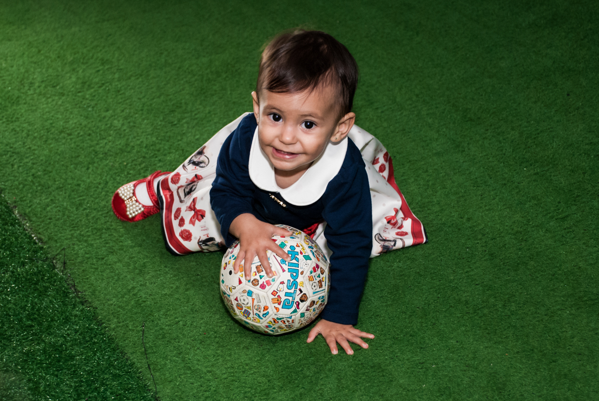 correndo para fazer um gol no jogo de futebol