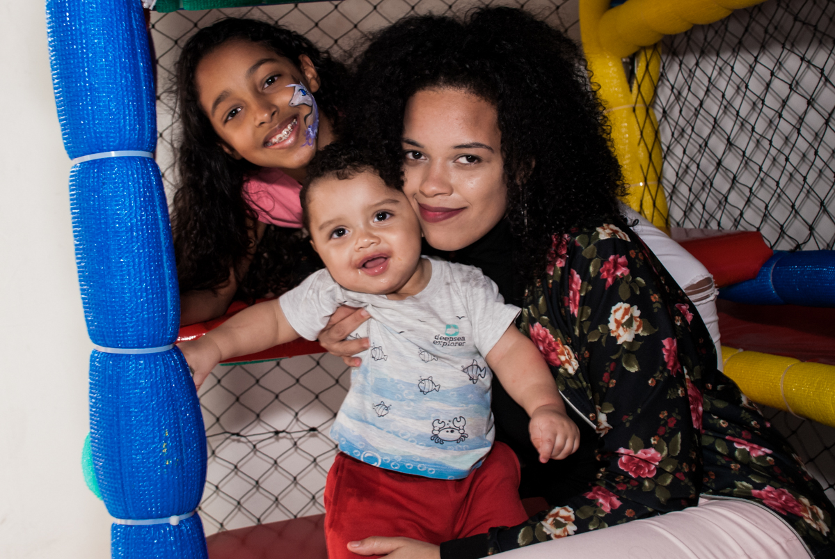 fofura de criança com sua família