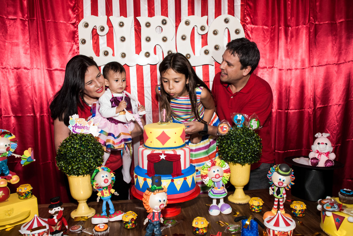 soprando a vela do bolo