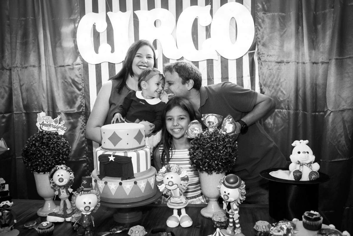 carinho da família com a aniversariante