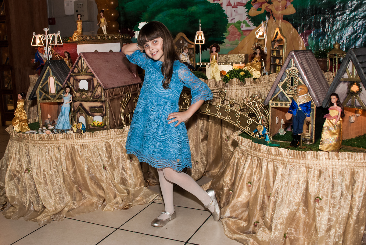 posando para a foto como uma modelo