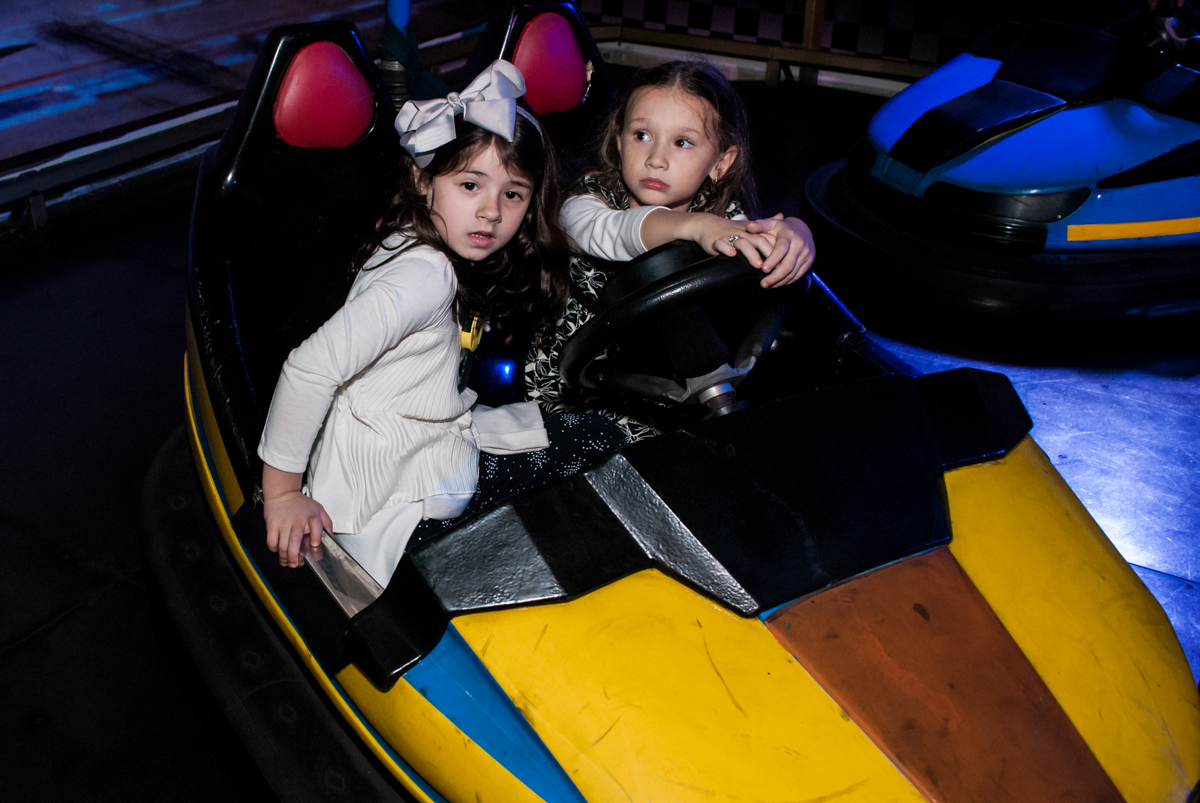 as amigas também brincam no carro bate bate