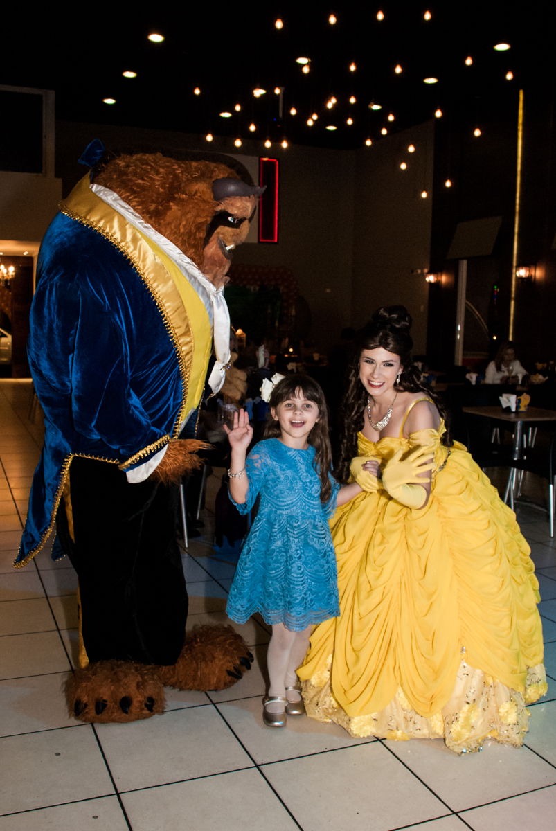 fazendo foto com A Bela e a Fera