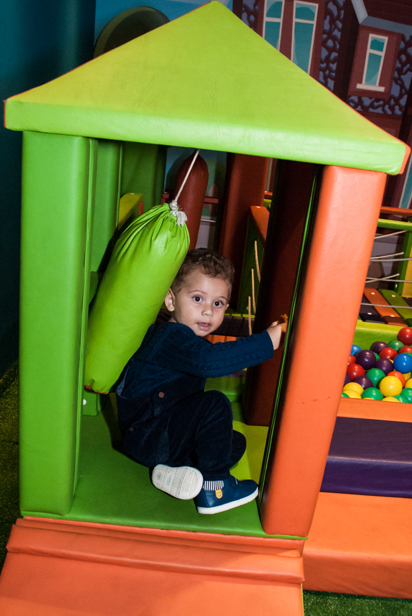 O primo também brinca na área baby