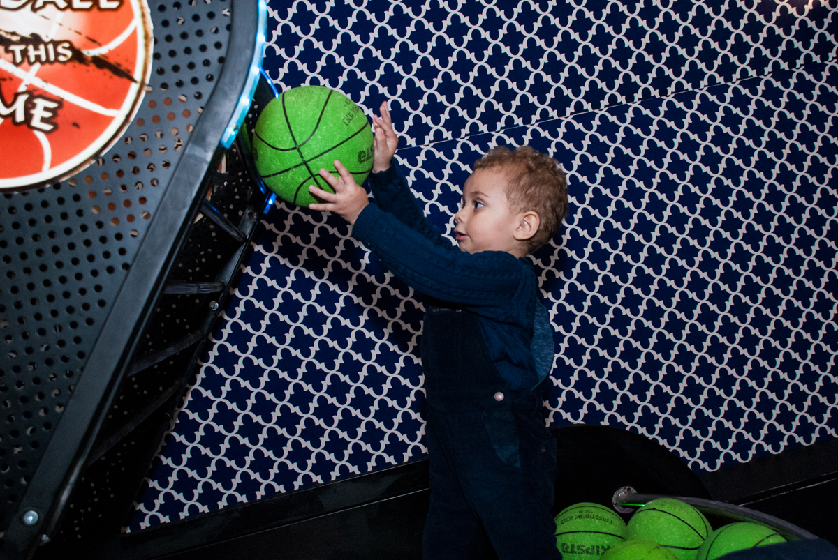 primo também brinca no jogo de basquete