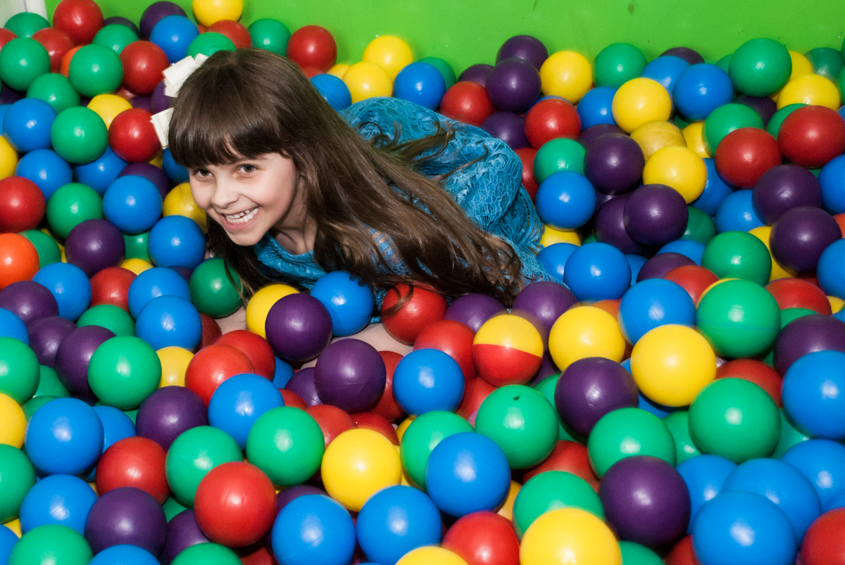 mergulhando na piscina de bolinhas