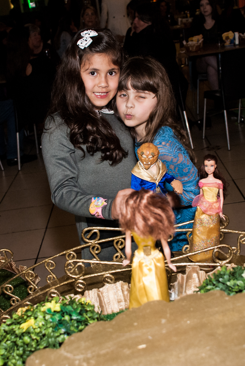 foto com a amiga na mesa temática