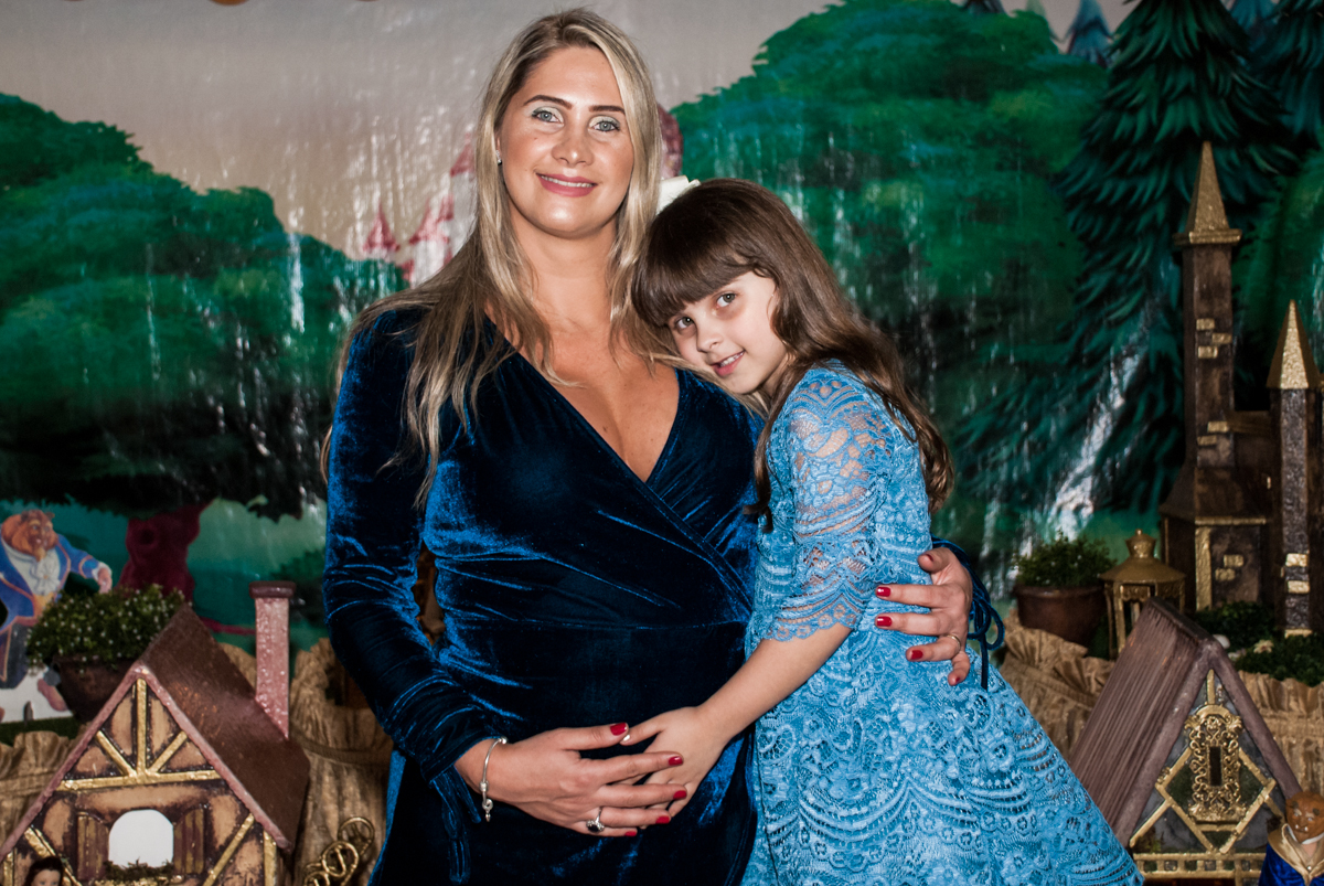 Feliz com a espera do irmão