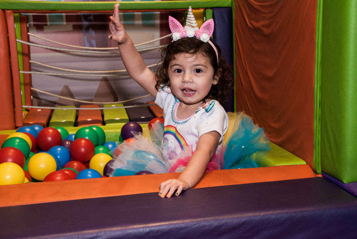 brincadeiras divertias na piscina de bolinhas