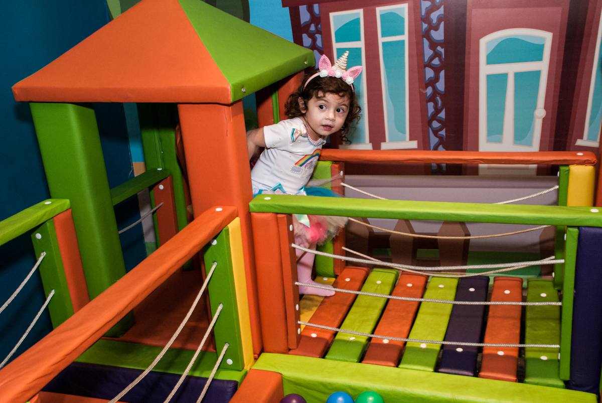 muito feliz saindo da casinha de bonecas