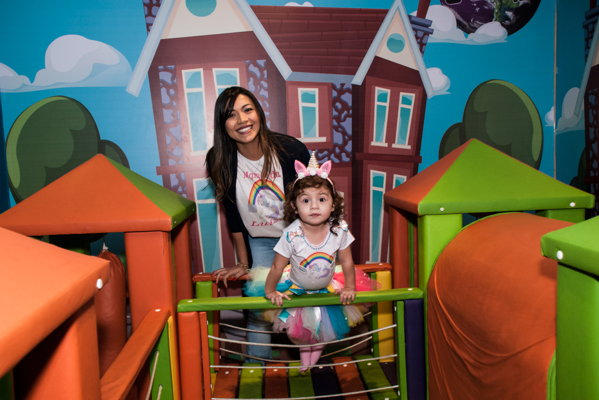 curtindo a festa com a mamãe