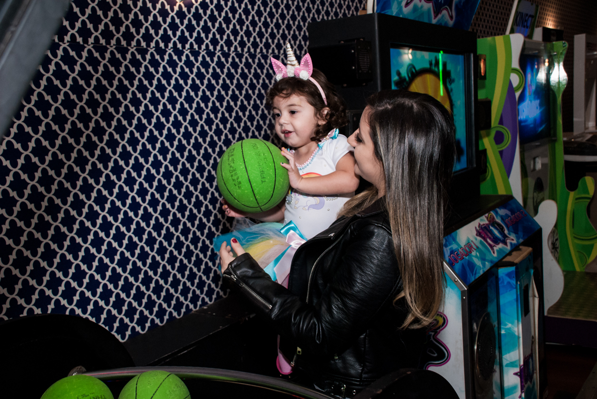 fazendo gol no jogo de basquete bol