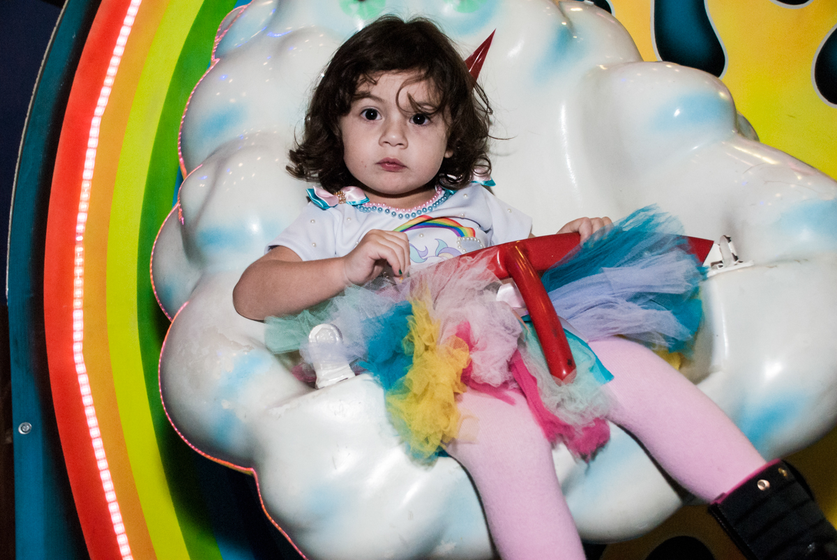 luiza também brinca com a amiga no carrossel