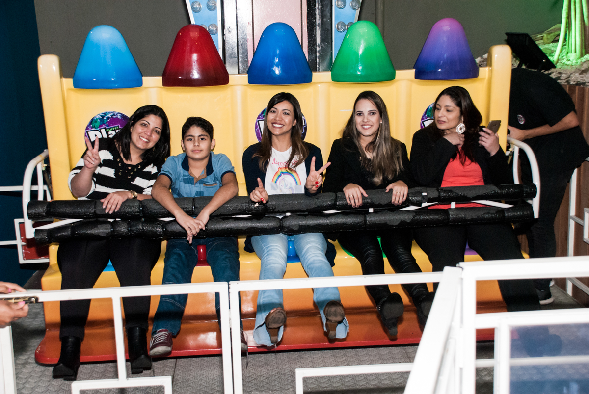 hora das máes brincarem no brinquedo elevador