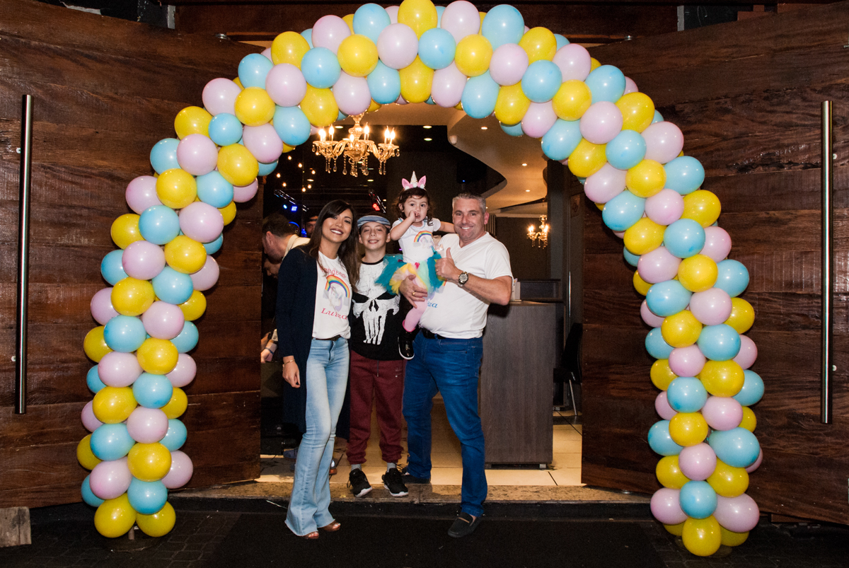 fotografia da família no arco de bexigas
