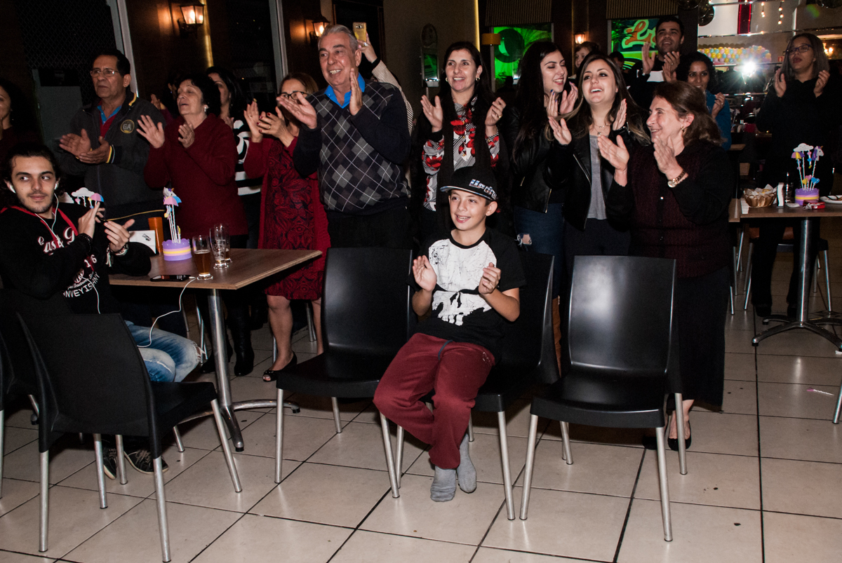 Os convidados animados para cantar o parabéns