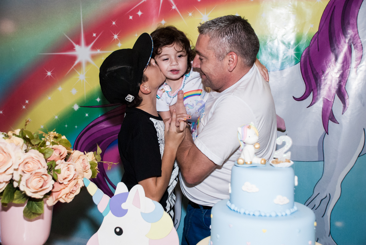 beijo sanduiche na aniversariante