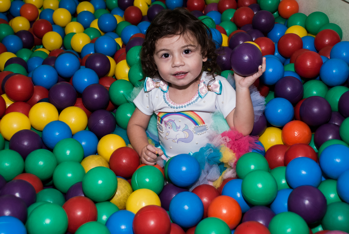 quem joga bolinha mais alto na piscina de bolinhas