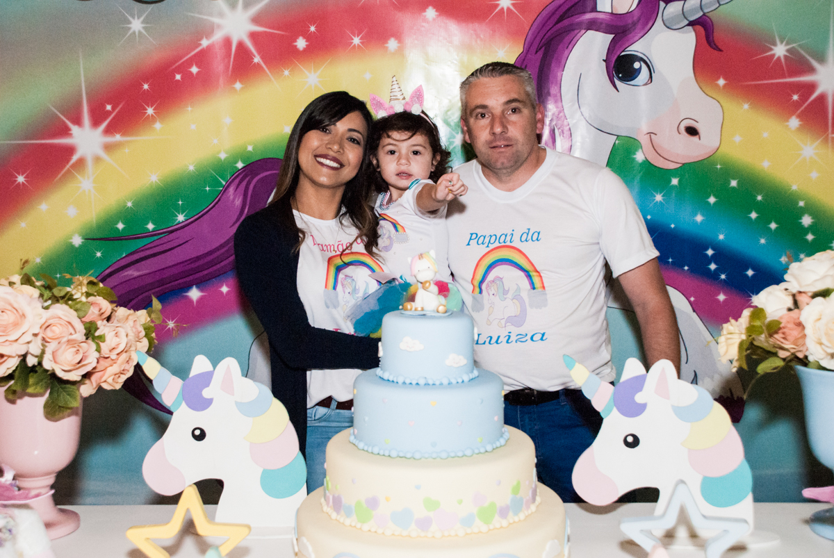 Família feliz para a festa da Luiza