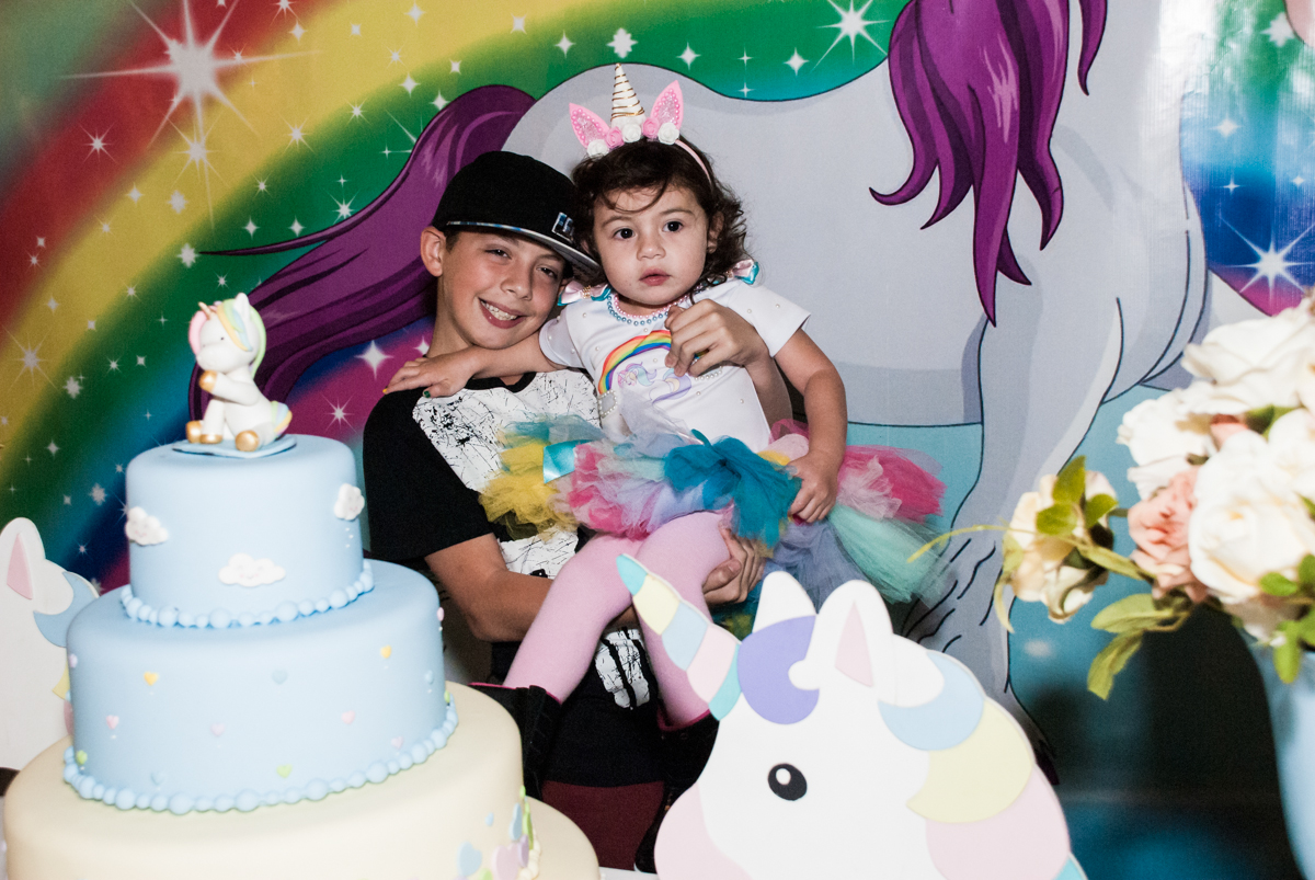 fotografia dos irmãos felizes