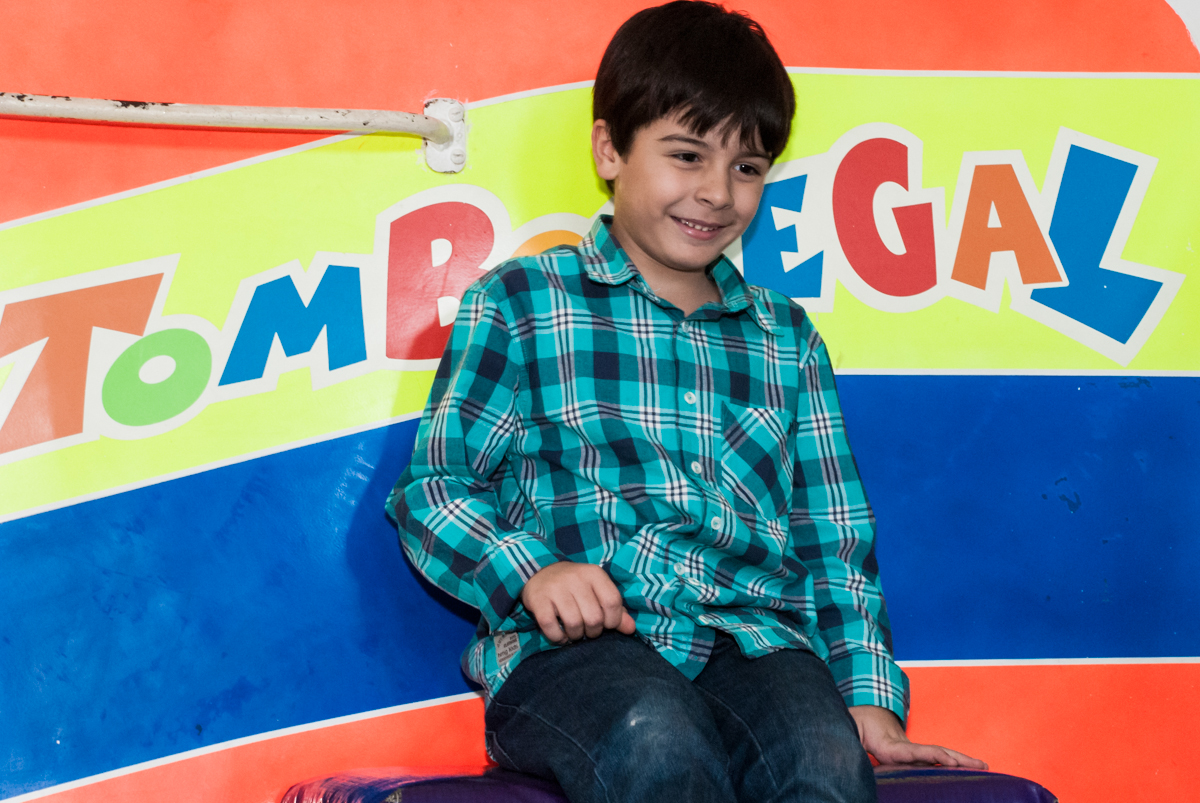 O amigo também curte o brinquedo tombo legal