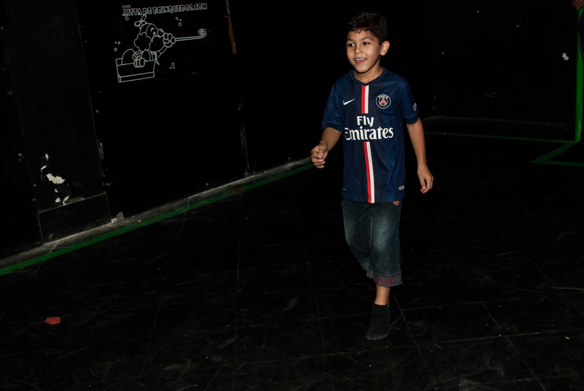 O aniversariante jogando futebol no escuro