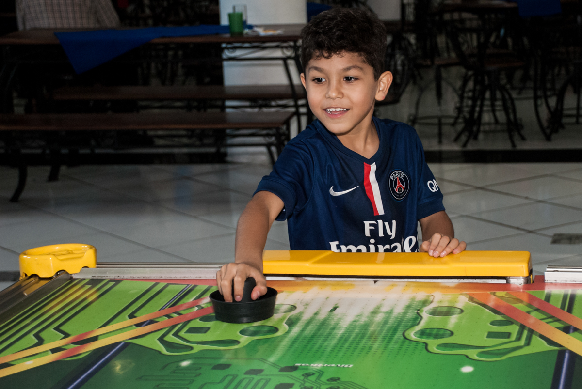 comemorando gol no jogo de futebol