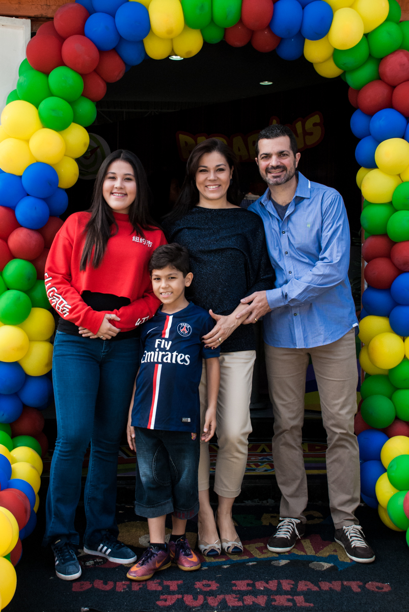 fotografia da família no arco de bexigas