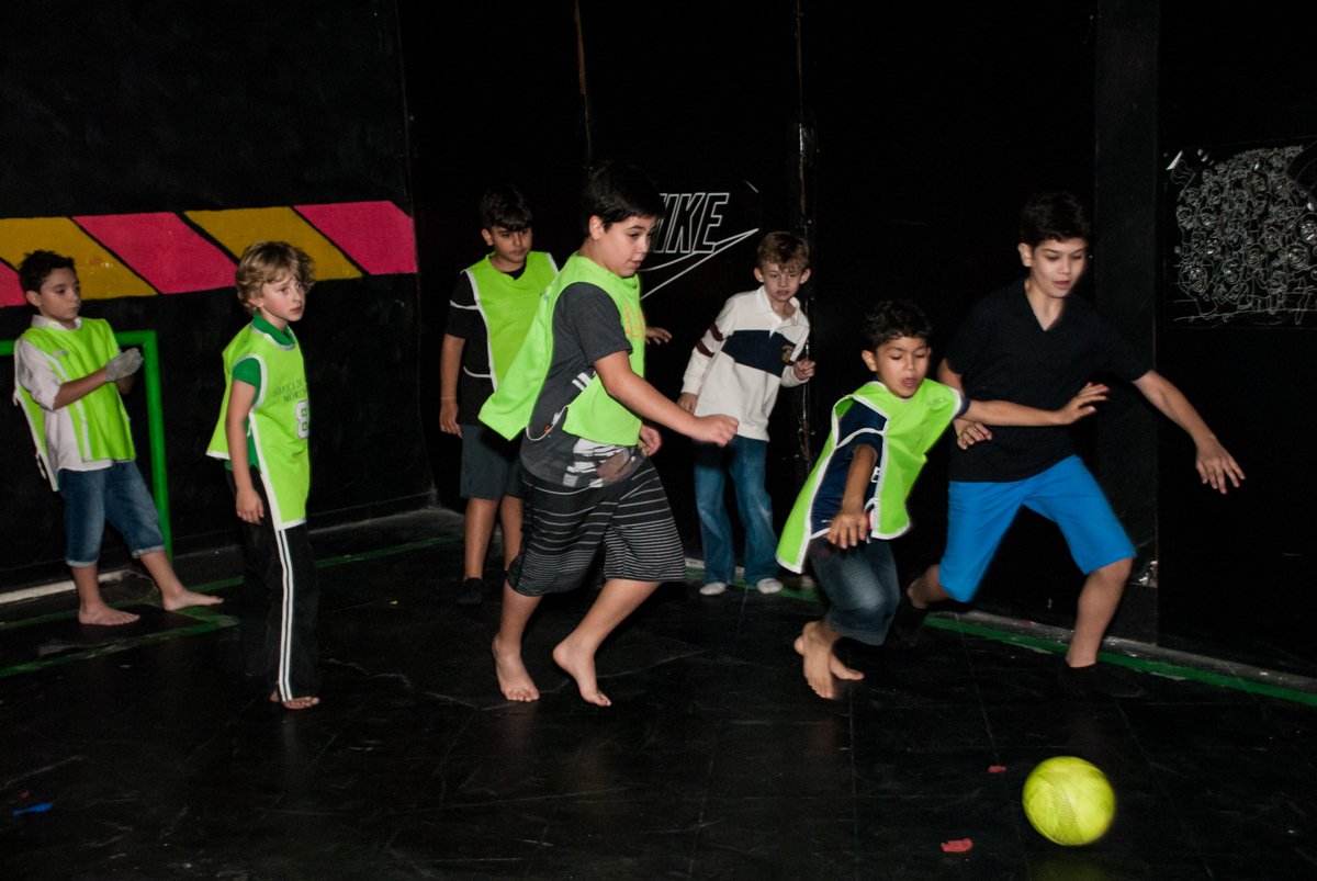 jogo de futebol no escuro
