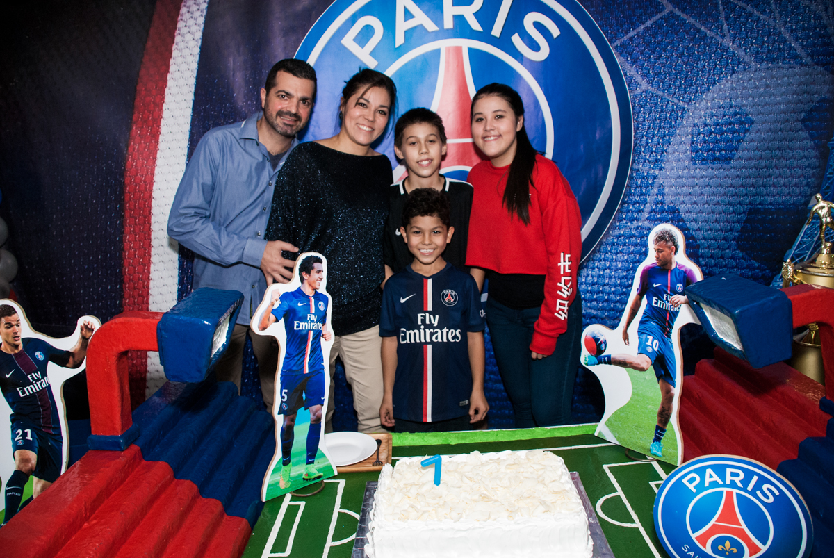 família posam para a foto na mesa do parabéns