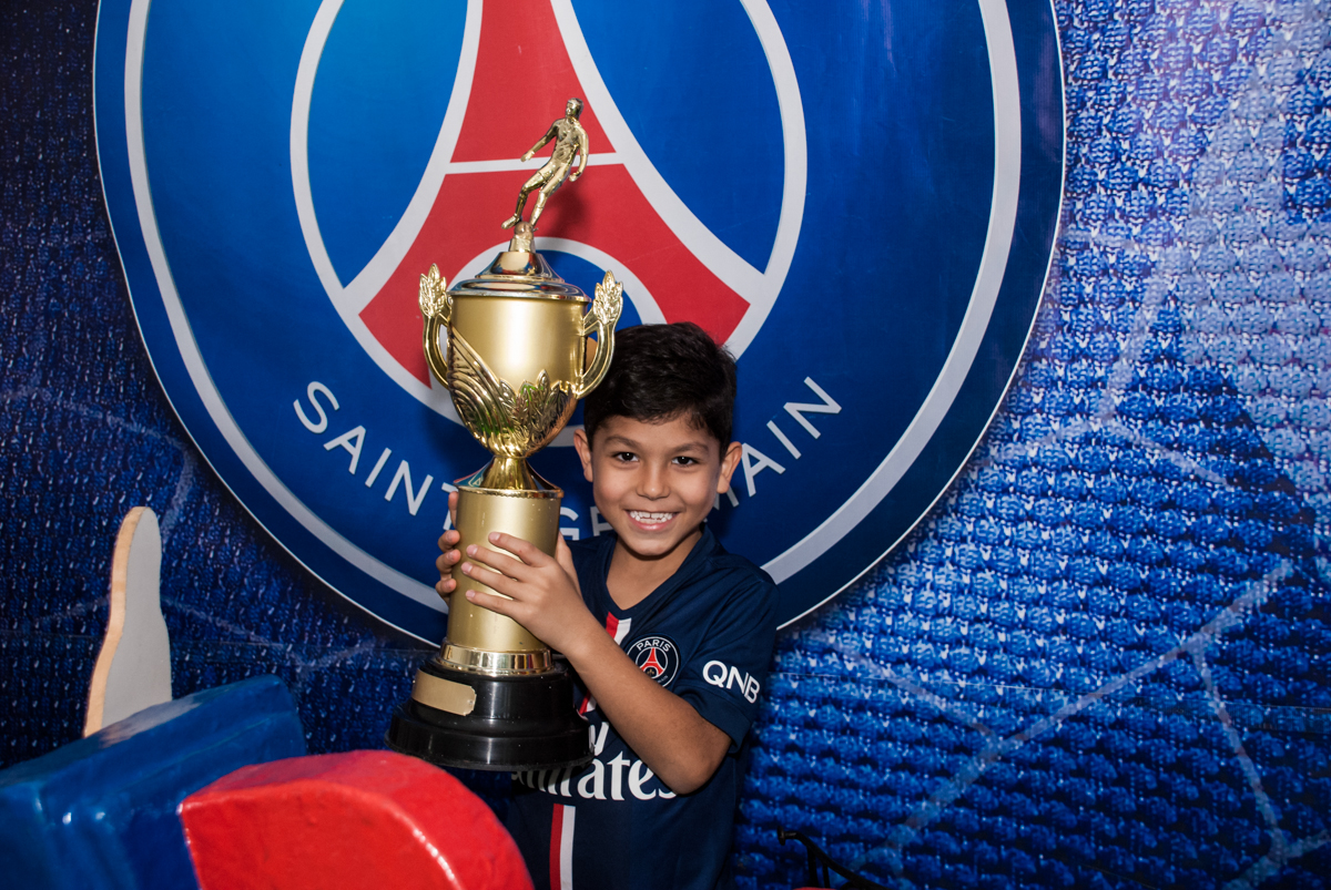 levantando a taça de campeão