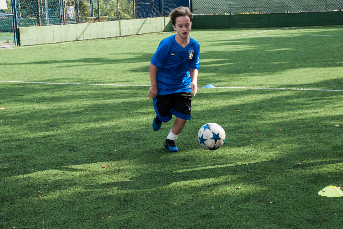 carregando a bola para fazer o gol