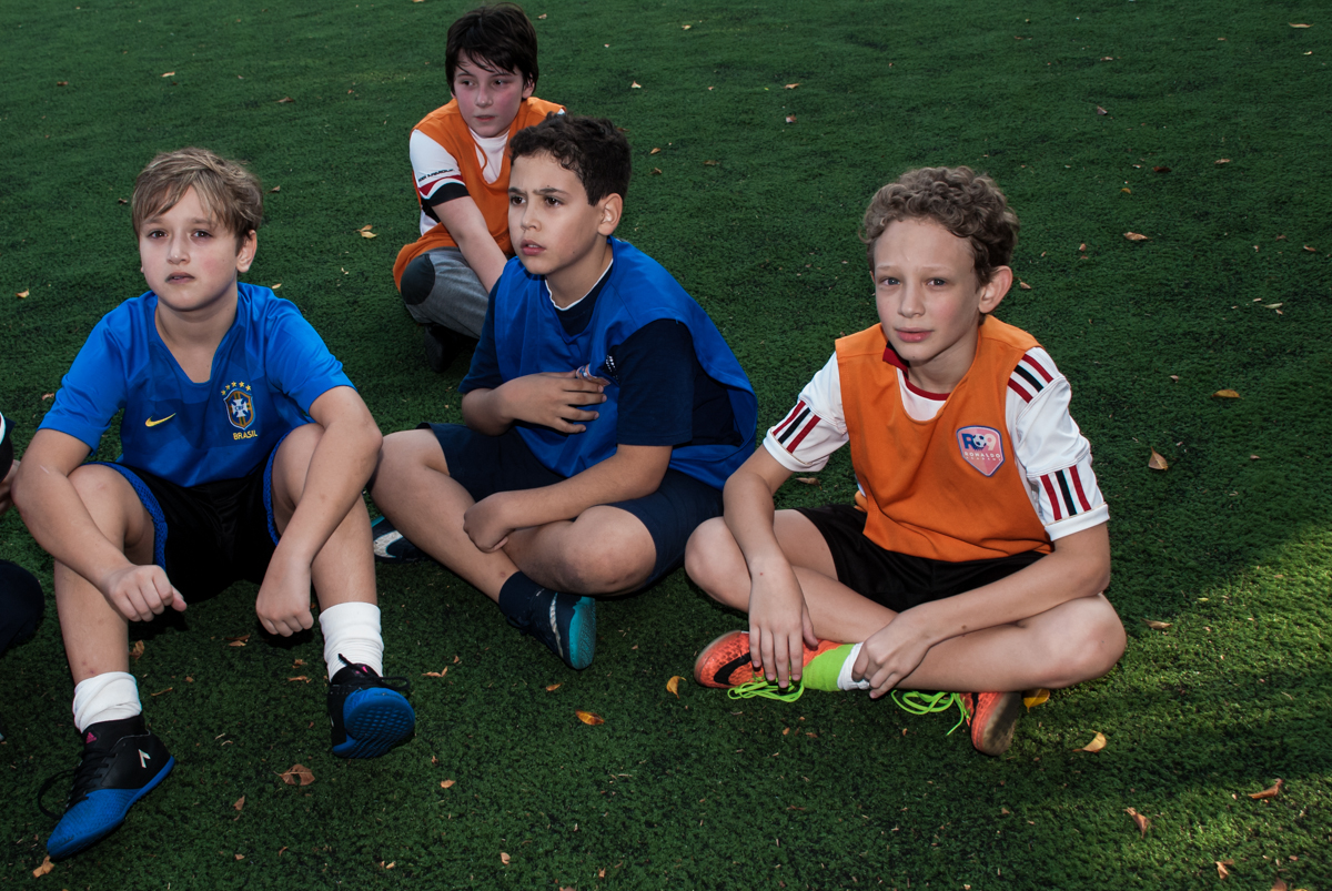 hora de descansar no campo de futebol