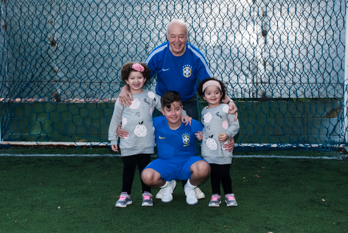 vovô abraça com carinho os netinhos