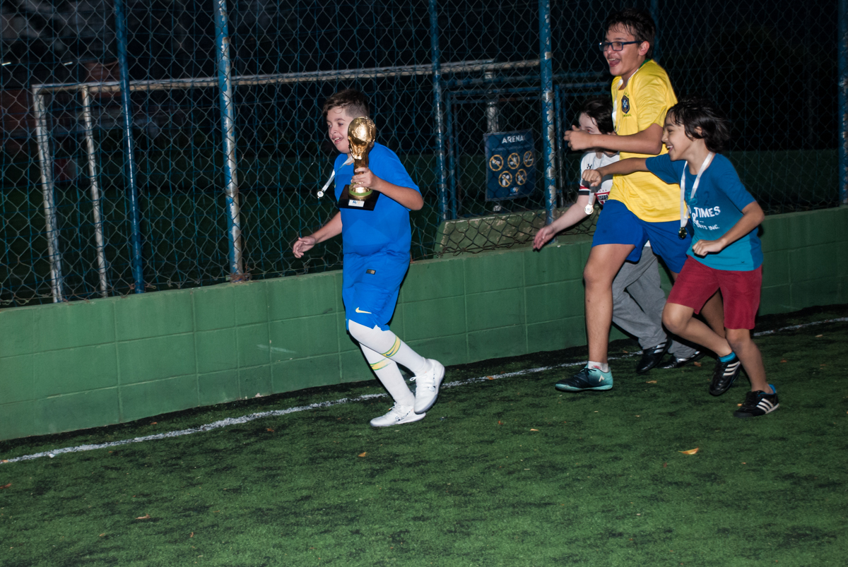 volta olimpíca com a taça na mão