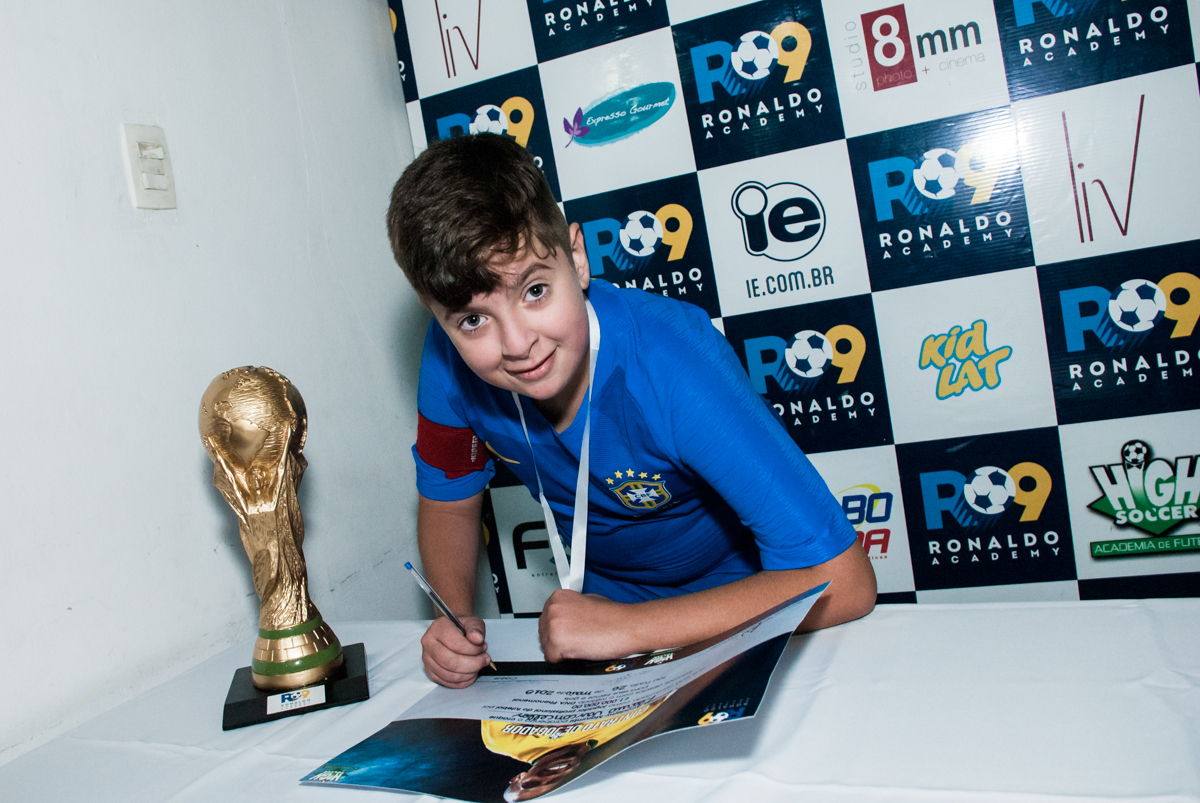 assinando o contrato com o time