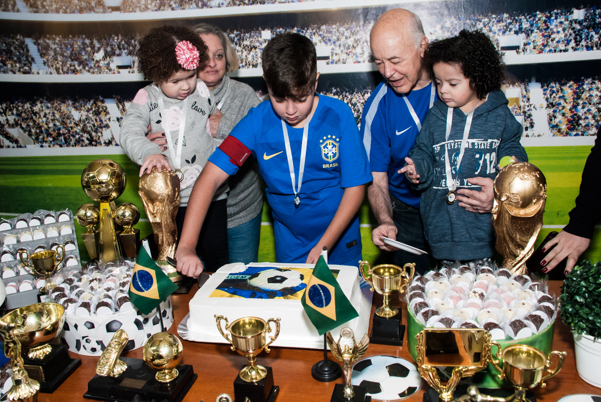 cortando o primeiro pedaço de bolo