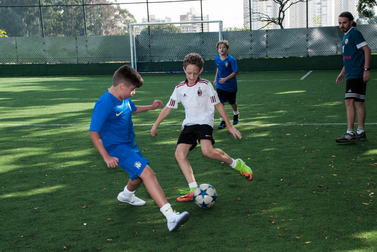 disputando a bola no jogo de futeol