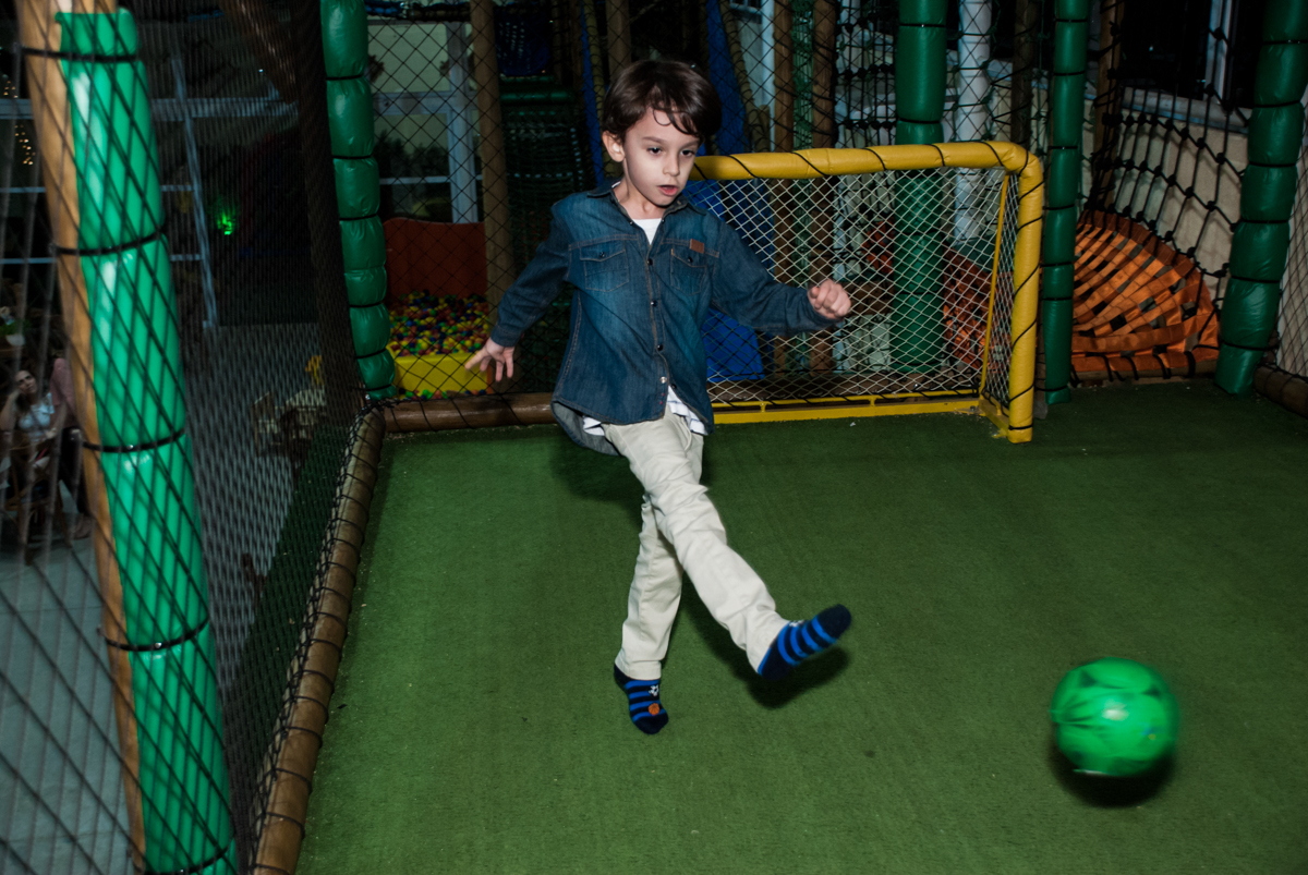 fazendo gol no jogo de futebol