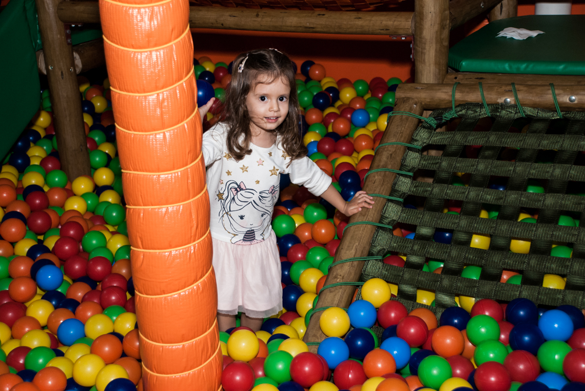 brincadeira divertida na piscina de bolinhas