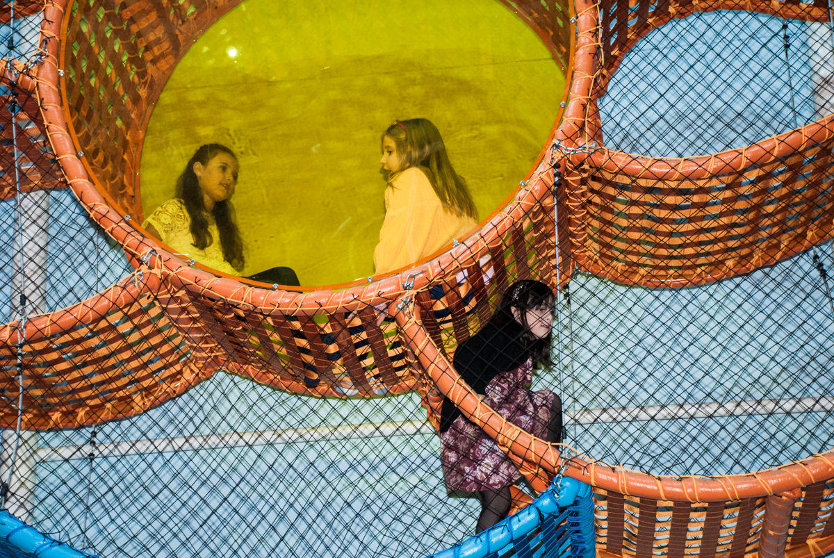 As crianças se divertem no brinquedão