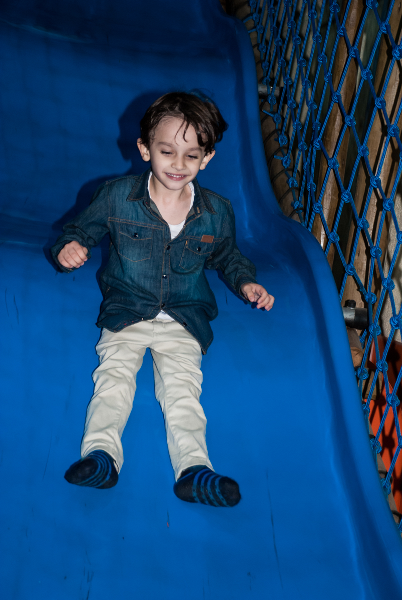 descendo no escorregador