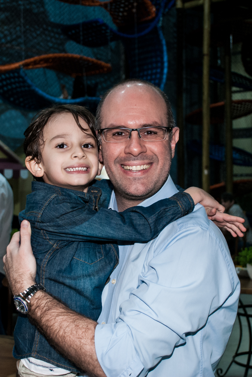 correndo para o colo do papai