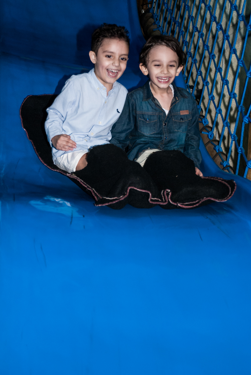 descendo em dois no escorregador